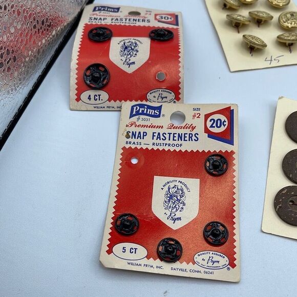 Nine cards of fun vintage buttons snaps fasteners - Picture 2 of 13